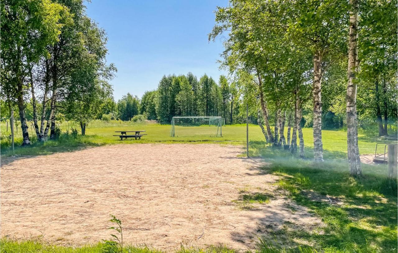 Cozy Home In Oerebro With Wifi Экстерьер фото